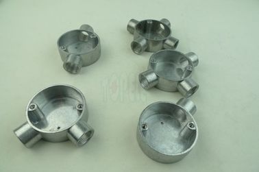 TOPELE BS4568 / BS31 الحديد الصلب / الألومنيوم وجهة واحدة محطة الموصلات الكهربائية مربع التقاطع الدائري
